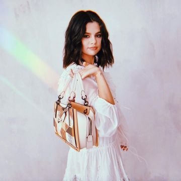 The bag, the patchwork of Selena Gomez on the account instagram @selenagomez