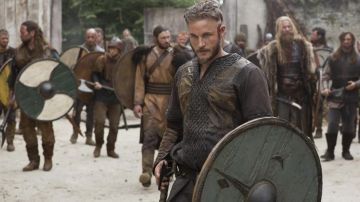 La hache de Ragnar Lothbrok (Travis Fimmel) dans Vikings S01E02