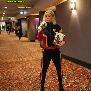 The tracksuit Captain Marvel worn by Brie Larson on the account Instagram @captainmarvelofficial