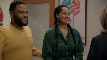 Rachel Comey Arc Boucles d'oreilles portées par arc-en-ciel Johnson (Tracee Ellis Ross) black-ish (S05E16) (S05E16)
