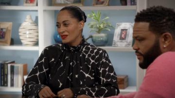 Marc Jacobs en Soie Imprimée à col Roulé Midi Robe portée par arc-en-ciel Johnson (Tracee Ellis Ross) black-ish (S05E16)