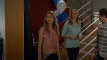 Peuple libre Poussière de Fée Réservoir dans l'Obscurité de Pêche porté par Haley Dunphy (Sarah Hyland) dans la Famille Moderne (S06E24)