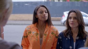 Top de pista bordado top top usado por Bindy (Shalom Brune-Franklin) en Bad Mothers (S01E06)