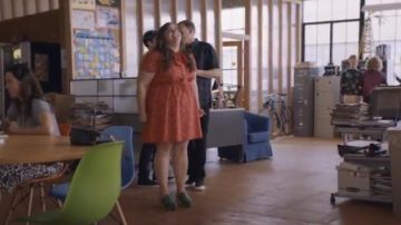Rachel Comey Bose Low Clog usado por Annie Easton (Aidy Bryant) en Shrill (S01E01)