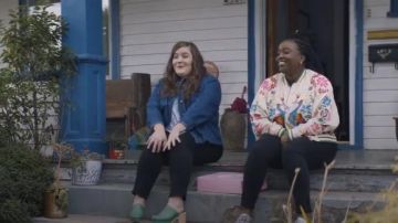 UO Peacock Paradise Cross-Stitch Bomber Jacket usado por shrill (S01E03)
