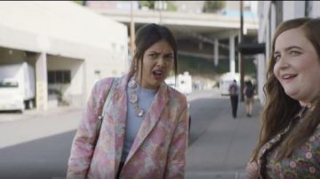 Asos Design Tailored Floral Jacquard Blazer usado por Ruthie (Patti Harrison) en Shrill (S01E04)