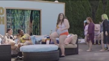 Mara Hoffman Mia Rainbow Traje de baño de una pieza usado por Annie Easton (Aidy Bryant) en Shrill (S01E04)