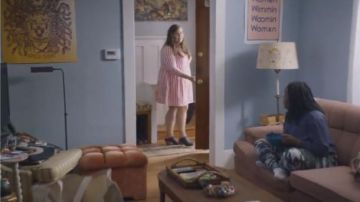 Rachel Comey Mars Mule en Noir/Naturel porté par Annie Easton (Aidy Bryant) dans Strident (S01E06)