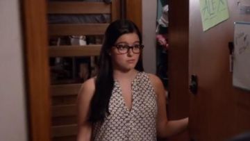 Joie Aruna Haut en Marine Foncé / Acide de Chaux porté par Alex Dunphy (Ariel Winter) dans la Famille Moderne (S07E03)