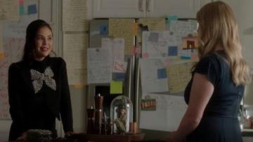 Alice + Olivia Addison Embellished Bow Crop Jacket usado por Mona Vanderwaal (Janel Parrish) en Pretty Little Liars: The Perfectionists (S01E02)