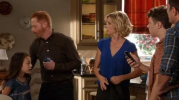 Joie Marcher Dessus porté par Claire Dunphy (Julie Bowen) dans la Famille Moderne (S07E04)
