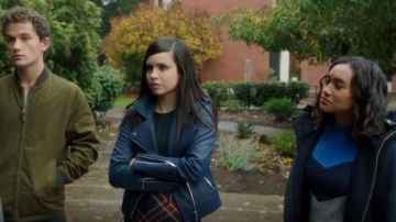 Ten Sixty Sherman Apres Ski Colorblock Knit Mock Neck Sweater usado por Sydney Park en Pretty Little Liars: The Perfectionists (S01E02)