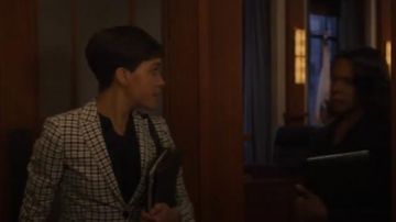 Akris Punto Check Print Blazer usado por Lucca Quinn (Cush Jumbo) en The Good Fight (S03E03)