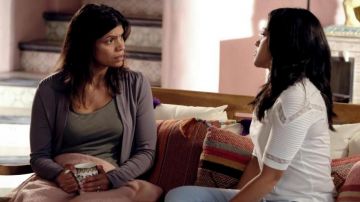 The white top Maje Tasha Jane Villanueva (Gina Rodriguez) in Jane the Virgin S05E02