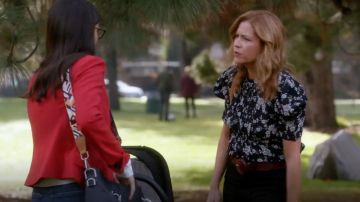 Co Manches Ballon Manche imprimé Floral Gabardine Chemisier porté par Lena (Jenna Fischer) en divisant Ensemble (S02E16)