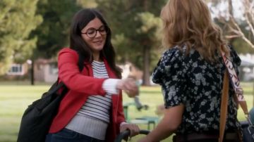 La théorie Rayé en Haut de la page porté par le Lisa d'Apple (Monica Barbaro) en divisant Ensemble (S02E16)