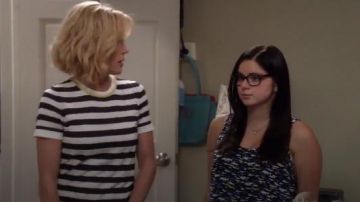 Joie Kaira Haut en Marine Foncé porté par Alex Dunphy (Ariel Winter) dans la Famille Moderne (S07E06)
