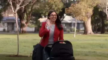 Theory Nichelle Blazer worn by Lisa Apple (Monica Barbaro) in Splitting Up Together (S02E16)