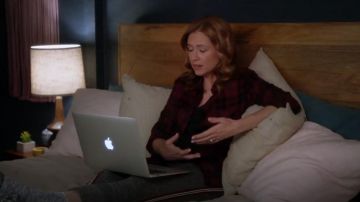 Rails de Chasseur à Carreaux Métalliques Bouton vers le Bas en Haut porté par Lena (Jenna Fischer) en divisant Ensemble (S02E16)