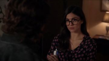 Sifflets Lenno Impression Collerette Wrap Top porté par le Lisa d'Apple (Monica Barbaro) en divisant Ensemble (S02E16)