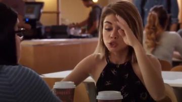 A. L. C. Iggy Haut porté par Haley Dunphy (Sarah Hyland) dans la Famille Moderne (S07E08)