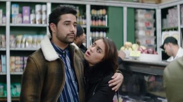 Schott chez Urban Outfitters en Laine à Carreaux de la Voiture Manteau porté par Rakesh (Suraj Sharma) en Dieu Me demande d'ami (S01E19)