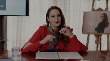 La robe rouge Victoria Beckham de Fallon Carrington (Elizabeth Gillies) dans Dynastie S02E16