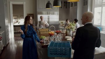La robe bleue à pois Valentino portée par Fallon Carrington (Elizabeth Gillies) dans Dynastie S02E16