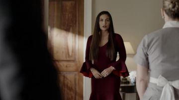 The dress bordeaux Milly Crystal Jennings (Ana Brenda Contreras) in Dynasty S02E16