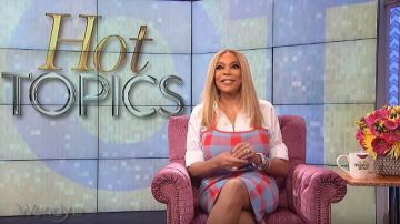 Talbots Camisa perfecta de manga blanca de tres cuartos usada por Wendy Williams en The Wendy Williams Show 27 de marzo de 2019