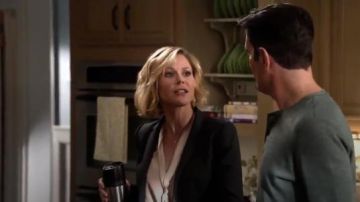 Alice + Olivia Irma Tie Neck Silk Blusa usada por Claire Dunphy (Julie Bowen) en Modern Family (S07E13)