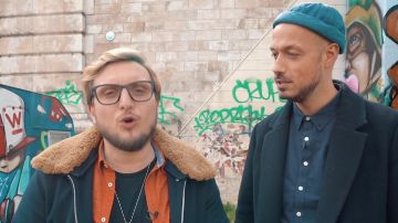 La gorra azul sin visera de Carlito en KAARISFLY & BOOBALITO (los raperos de 40 años) - CLIP OFICIAL