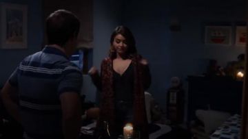Forever 21 Contemporain Marled Col Châle Cardigan porté par Haley Dunphy (Sarah Hyland) dans la Famille Moderne (S07E13)