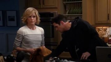 Joie Herminia Color Block Stripe Sweater usado por Claire Dunphy (Julie Bowen) en Modern Family (S07E14)