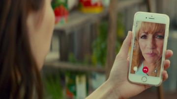 Apple iPhone smartphone used by Nikki Angioli (Emma Roberts) in Little Italy