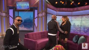 Stuart Weitzman Noir “Réserve” Sur Le genou des Bottes portées par Wendy Williams sur Le Wendy Williams Show le 29 Mars 2019