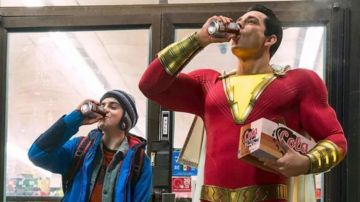 Le costume de super-héros porté par Shazam (Zachary Levi) dans Shazam!