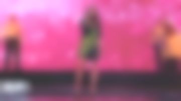 Le blazer long ajusté à logo de Jenifer dans 300 choeurs le 29.03.2019