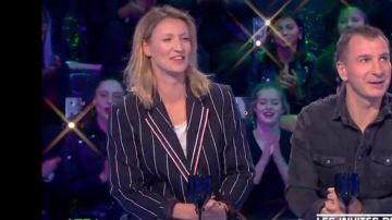 The jacket fashion blazer striped edging contrasting to the collar of Alexandra Lamy in The Earthlings of the Sunday 30.03.2019