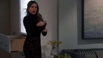 A. L. C. Bell Mauve-Print Midi Jupe Crayon porté par Gloria Delgado-Pritchett (Sofia Vergara) dans la Famille Moderne (S07E18)