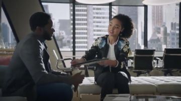 Le bomber satin noir et à fleur bleue 3.1 Phil­lip Lim de Kat Edison (Aisha Dee) dans De celles qui osent S02E02