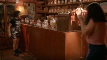 Doc Martens 1460 VONDA II porté par Ilana Wexler (Ilana Glazer) au Large de la Ville (S05E08)