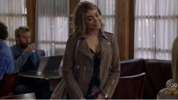 Rebecca Minkoff sans doublure Seau Sac Bandoulière porté par Haley Dunphy (Sarah Hyland) dans la Famille Moderne (S08E08)