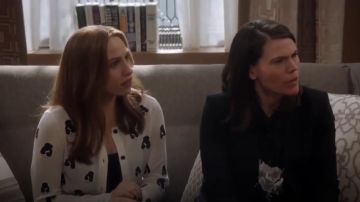 Alice + Olivia Stacey Emoji Brodé Cardigan en Laine porté par Catherine Meyer (Sarah Sutherland) dans Veep (S06E05)