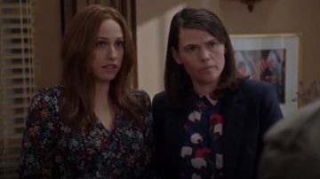 Veronica Beard Ripley Ruched Floral Silk Boho Blusa usada por Catherine Meyer (Sarah Sutherland) en Veep (S06E05)