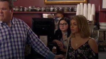 A. L. C. Olivia Haut porté par Haley Dunphy (Sarah Hyland) dans la Famille Moderne (S08E11)