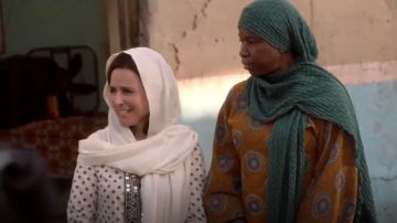Tory Burch Tory Sequin Embellished Printed Tunic usada por Selina Meyer (Julia Louis-Dreyfus) en Veep (S06E06)