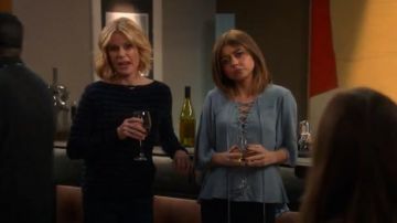 Lovers + Friends Boulevard Top en Azul Polvoriento usado por Haley Dunphy (Sarah Hyland) en Modern Family (S08E15)