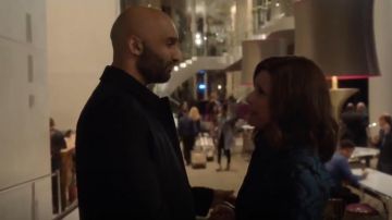 Burberry Sandringham Snake Print Silk Trench Coat worn by Selina Meyer (Julia Louis-Dreyfus) in Veep (S06E09)