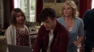 Forever 21 à imprimé Abstrait lacets Cami porté par Haley Dunphy (Sarah Hyland) dans la Famille Moderne (S08E17)